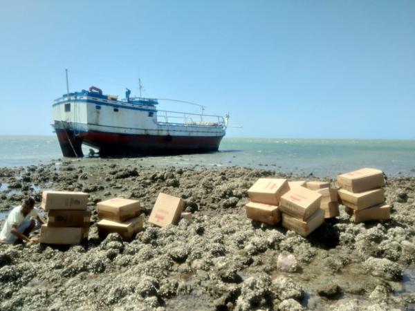 Embarca&ccedil;&atilde;o encalhou com carga de cigarro contrabandeado no Litoral do Piau&iacute; em agosto de 2019.(Imagem:Divulga&ccedil;&atilde;o/Pol&iacute;cia Federal)