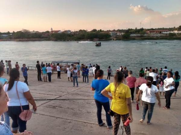 Fieis acompanham procissão náutica de São Pedro de Alcântara pelas águas do Rio Parnaíba