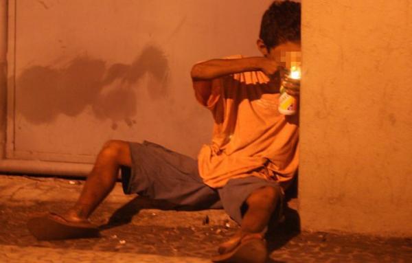 Crian&ccedil;a fumando crack(Imagem:Rede Globo)