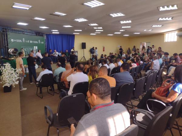 Entrega de instrumentos musicais marca in&iacute;cio das comemora&ccedil;&otilde;es dos 127 anos de Floriano.(Imagem:FlorianoNews)