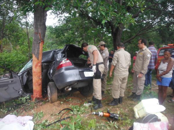Ve&iacute;culo sai da pista, colide em &aacute;rvore e deixa duas pessoas mortas na BR-343.(Imagem:FlorianoNews)
