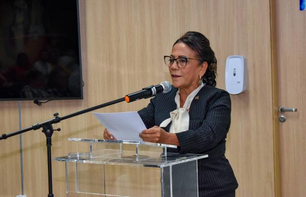 Diretora do Campus de Floriano, Edmilsa Santana.(Imagem:Divulga&ccedil;&atilde;o)