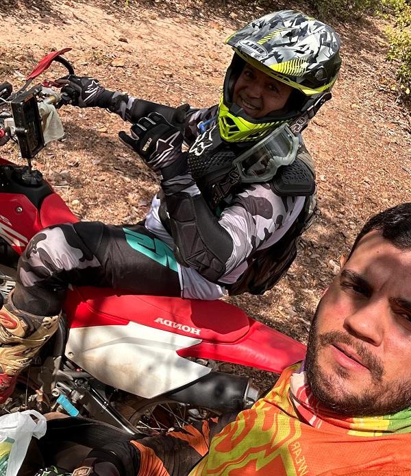 Pilotos Paulo Melo, diretor de prova, e Lucas Campos, comiss&aacute;rio t&eacute;cnico, durante o levantamento do Enduro do Corisco 2023.(Imagem: Divulga&ccedil;&atilde;o)