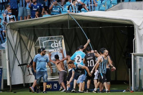 Torcida do Grêmio invade o campo e destrói equipamentos do VAR