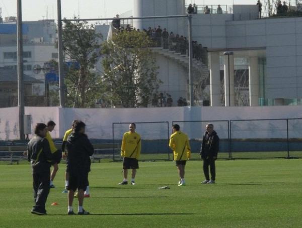 Barcelona fecha o treino, e torcida improvisa para acompanhar atividade