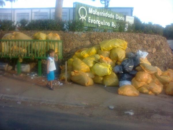 Lixo hospitalar é depositado em frente à maternidade em Teresina