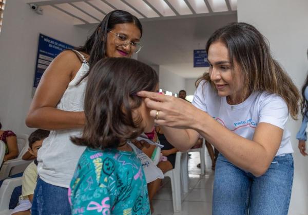 Carretinha da Saúde: mais de 100 óculos são entregues a crianças do litoral piauiense