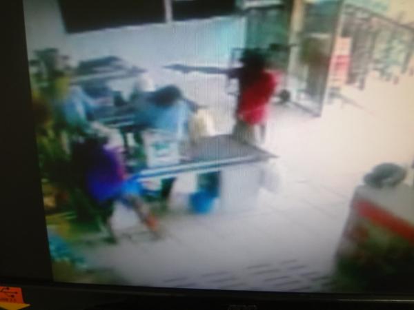 Supermercado &eacute; assaltado no bairro Catumbi.(Imagem:FlorianoNews)