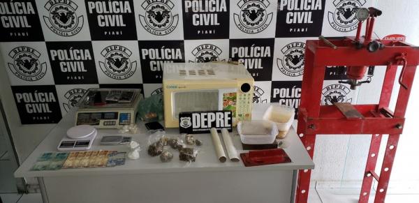 Polícia do PI cumpre mandados em casa usada como laboratório de fabricação de crack e prende suspeit
