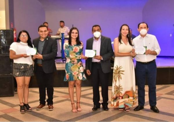 Prefeito de Floriano é homenageado pela Secretaria de Saúde