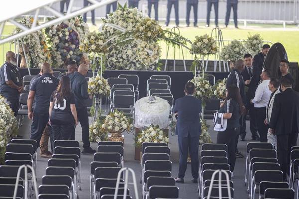 Portões da Vila Belmiro são abertos ao público para velório de Pelé em Santos