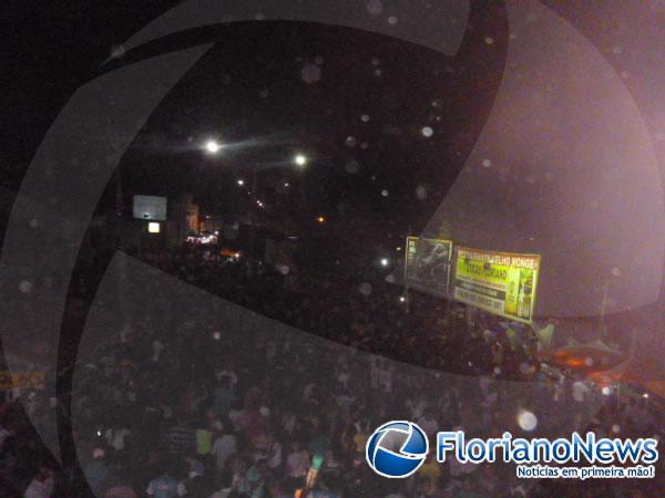 Fabr&iacute;cia leva 30 mil foli&otilde;es &agrave; loucura ao misturar ritmos em arrast&atilde;o de Floriano.(Imagem:FlorianoNews)