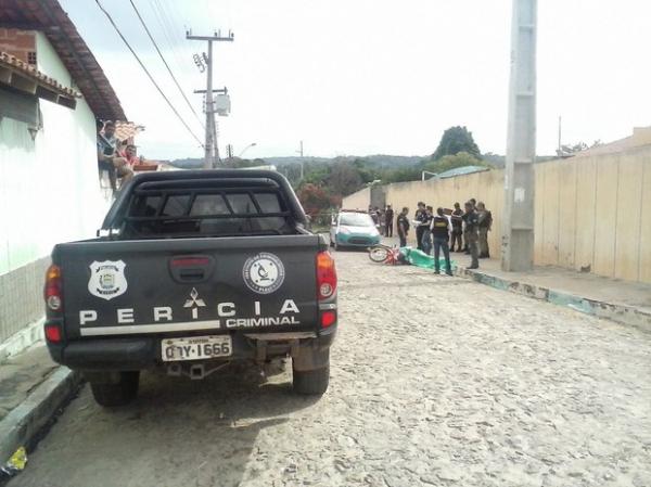 Jovem foi morto com cinco tiros no bairro Sat&eacute;lite, em Teresina.(Imagem:Raimundo Lima/TV Clube)