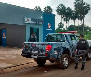 Bando faz família de gerente refém e assalta loteria no Norte do Estado