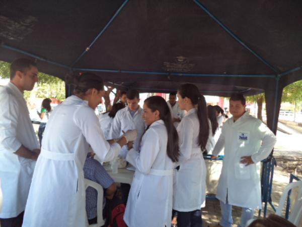 Acad&ecirc;micos da FAESF realizam a&ccedil;&atilde;o social no Centro de Floriano.(Imagem:FlorianoNews)