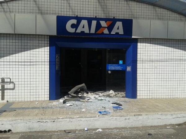 Bandidos arrombaram e explodiram os caixas eletr&ocirc;nicos da Caixa Econ&ocirc;mica.(Imagem:Helder Vilela/TV Clube)