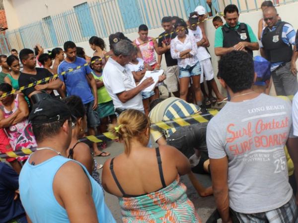 Instituto M&eacute;dico Legal (IML) faz per&iacute;cia no local em que Johnson Alves foi executado.(Imagem:Ellyo Teixeira/G1)