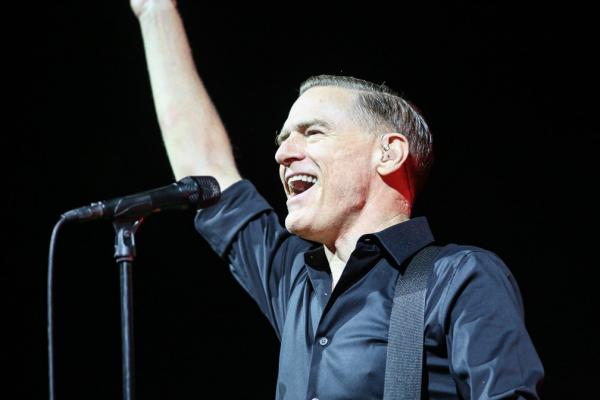Bryan Adams vai fotografar calendário de 2022 da Pirelli
