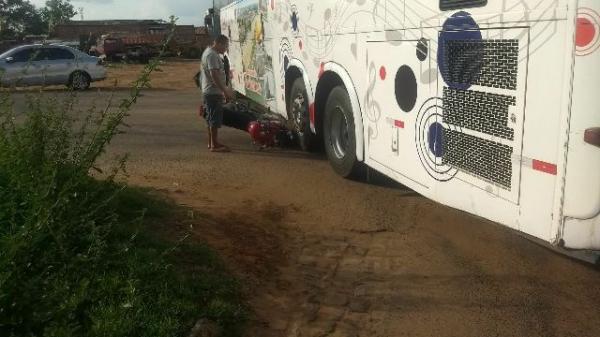 Ônibus colide com motocicleta no bairro Sambaíba(Imagem:Reprodução/WhatsApp)