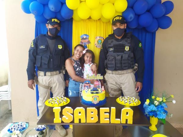 Menina de 5 anos que sonha em ser da PRF ganha festa temática e surpresa de policiais