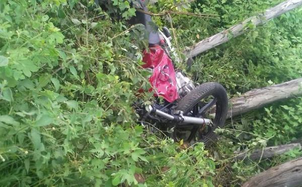 Colis&atilde;o entre carro e motocicleta deixa uma pessoa ferida na zona rural de Floriano.(Imagem:3&deg; BPM)