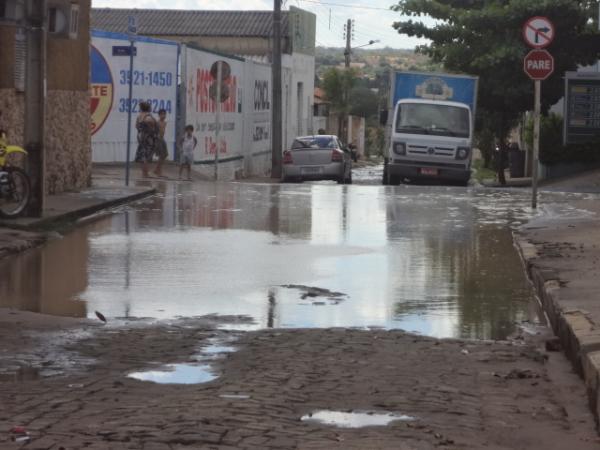 Vazamento de &aacute;gua est&aacute; causando transtornos em ruas de Floriano.(Imagem:FlorianoNews)