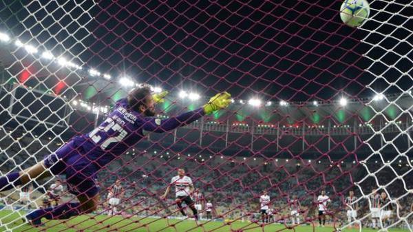 Reinaldo marca de p&ecirc;nalti para o S&atilde;o Paulo contra o Fluminense.(Imagem:Andr&eacute; Dur&atilde;o)