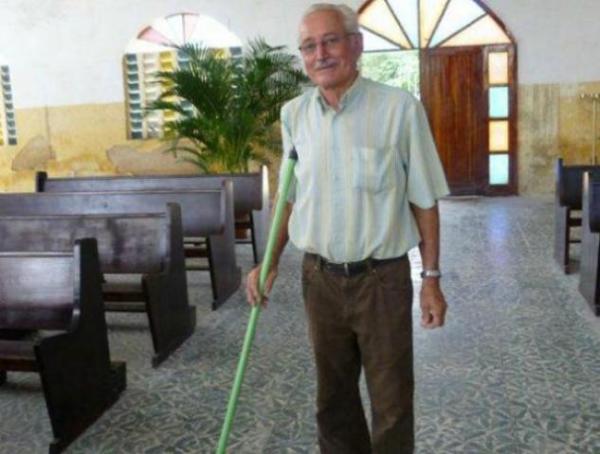 Católicos florianenses homenageiam sacerdote durante celebração