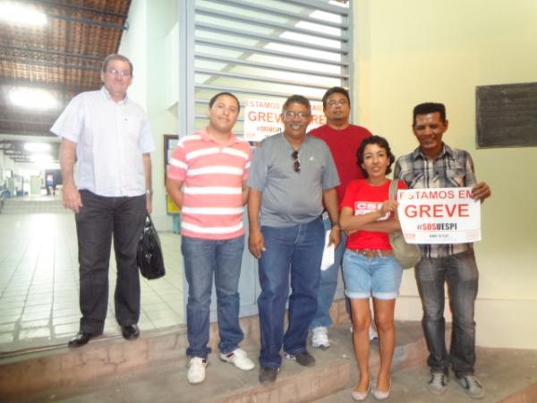Professores da UESPI deflagram greve por tempo indeterminado.(Imagem:FlorianoNews)