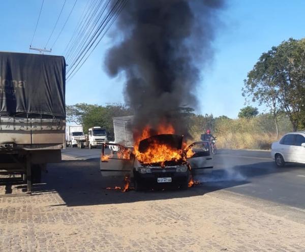 Carro pega fogo na BR-343 em Teresina e bombeiros são acionados