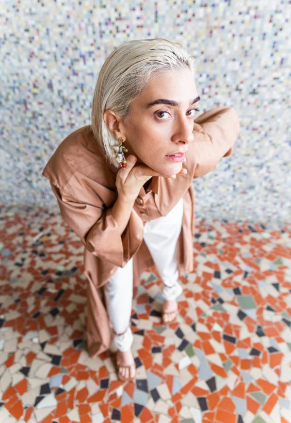 Juliana Linhares oferece banquete de signos nordestinos no primeiro álbum solo