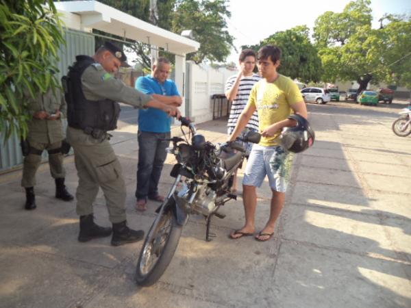 Moto furtada é encontrada em Floriano