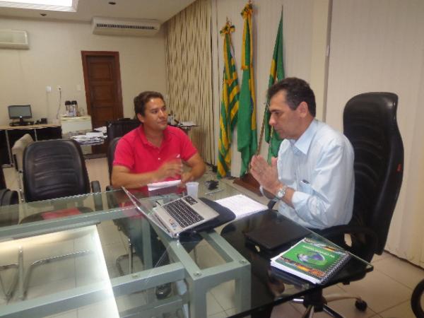 Gilberto Júnior recebe reivindicações de líderes de bairros.(Imagem:FlorianoNews)