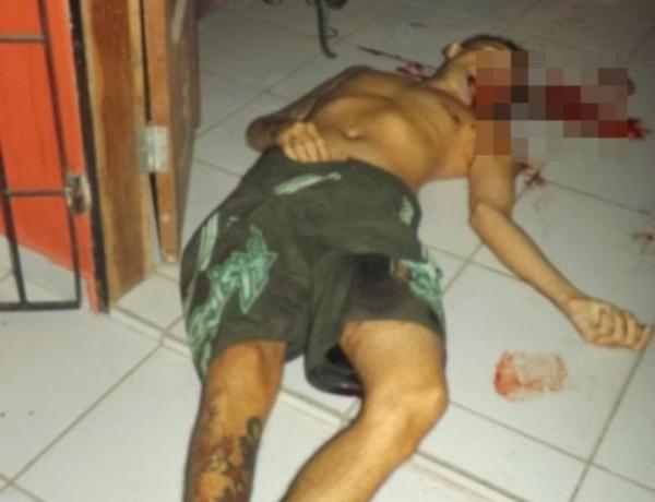 Homem é morto com 4 tiros a queima roupa