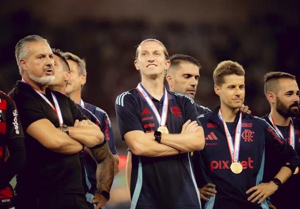 Salário em discussão com o Flamengo faria de Filipe Luís o treinador mais bem pago do Brasil