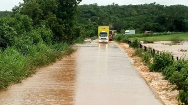 Chuva alaga trecho da BR-135 e causa transtornos a motoristas