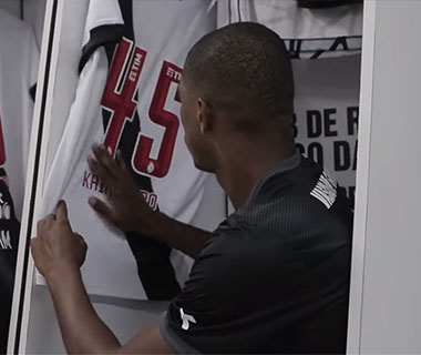 Zagueiro do Vasco acaricia camisa antes de estreia no profissional