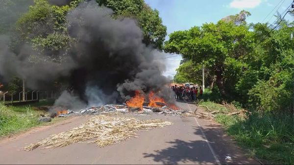 Moradores interditam PI-112 em ato pela conclusão de obra no povoado Santa Rita