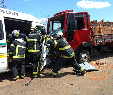 Motorista de van morre em grave colisão com caminhão na PI 211