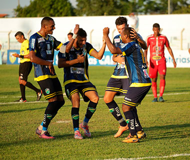 Altos goleia, volta a ser líder e ganha ânimo para pegar o Bahia