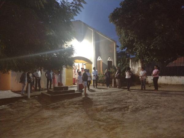 Fi&eacute;is participam da tradicional prociss&atilde;o do 