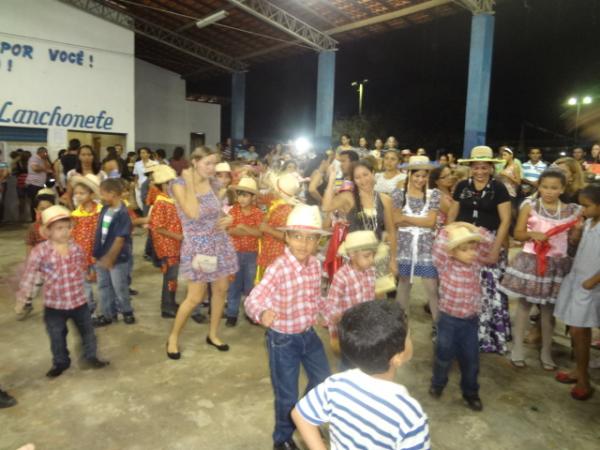 Col&eacute;gio Imparcial realizou tradicional Festa Junina em Bar&atilde;o de Graja&uacute;.(Imagem:FlorianoNews)
