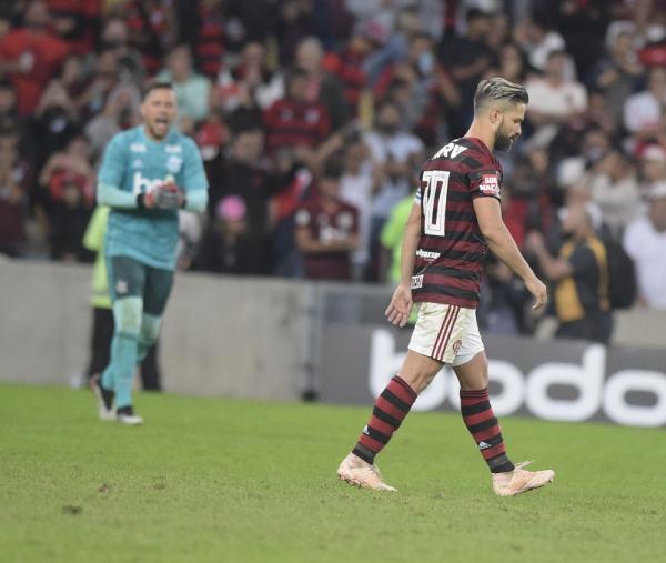 Marcou nove, perdeu cinco: veja em detalhes todas as cobranças de pênalti de Diego no Flamengo