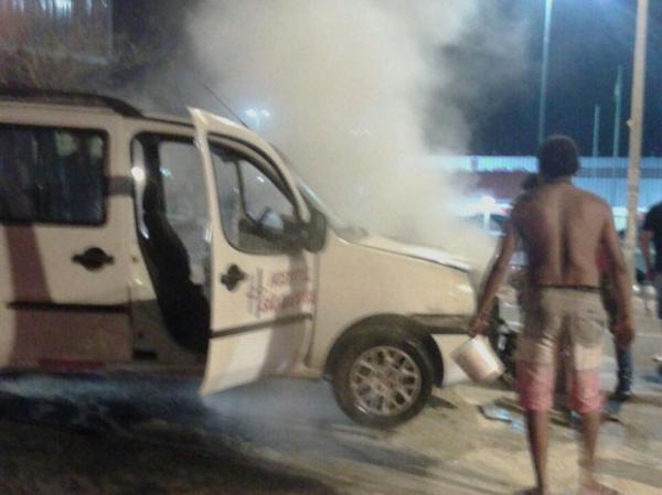 Carro de hospital pega fogo na Avenida Higino Cunha, em Teresina
