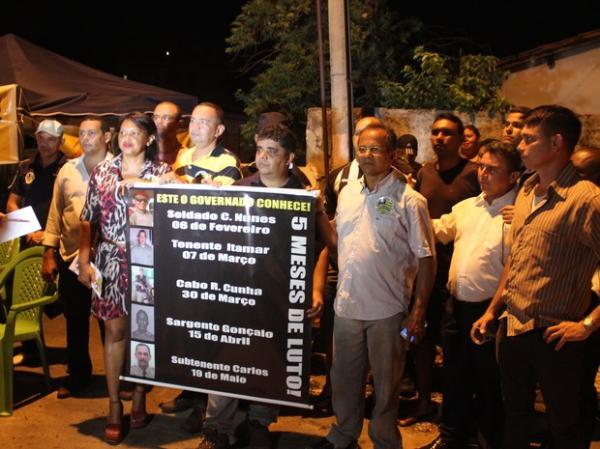 Em greve, policiais acampam em frente a Central de Flagrantes