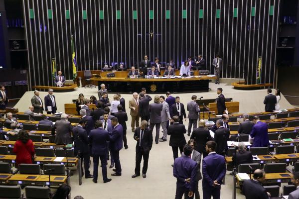 PEC que altera tramitação de medidas provisórias completa 30 meses sem promulgação