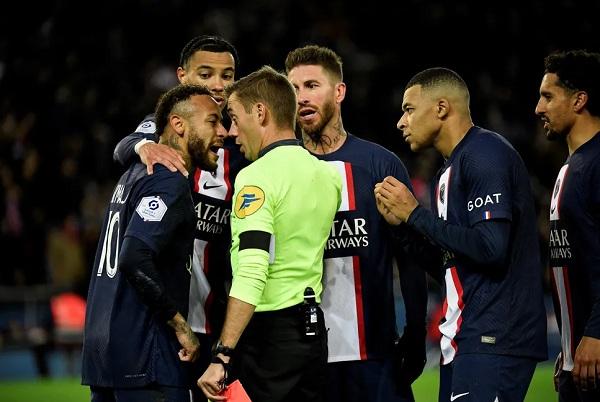 Técnico do PSG defende Neymar e diz que árbitro foi "um pouco severo" em expulsão