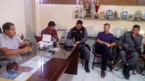 Prefeitura e &oacute;rg&atilde;os de seguran&ccedil;a discutem a&ccedil;&otilde;es de combate ao crime em Bar&atilde;o de Graja&uacute;.(Imagem:FlorianoNews)
