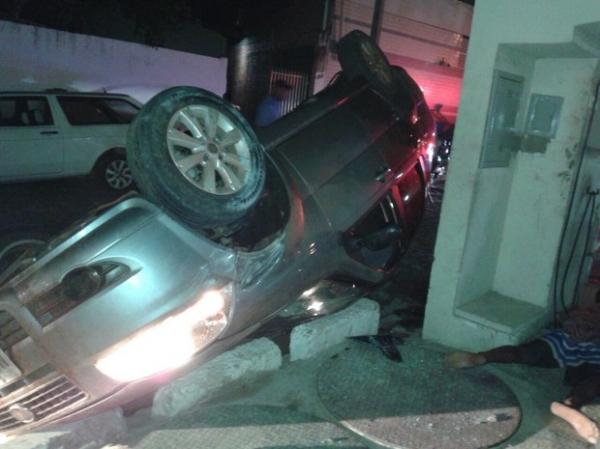 Dupla é presa após roubar carro e furar bloqueio policial em Teresina