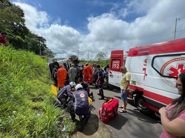 Caminhão tomba e deixa quatro pessoas feridas na BR-343 em Teresina